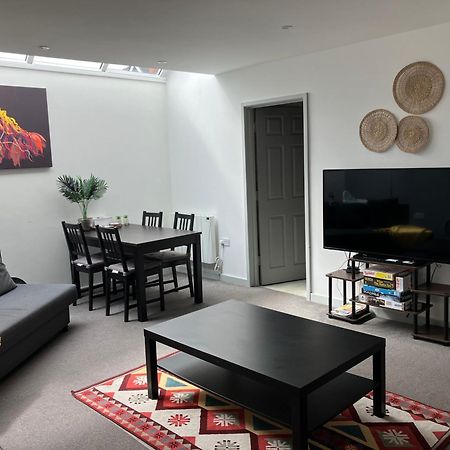 Lancing Apartments - Spacious 2 Bed - Sleeps 6 - Burnham Village Slough Dış mekan fotoğraf