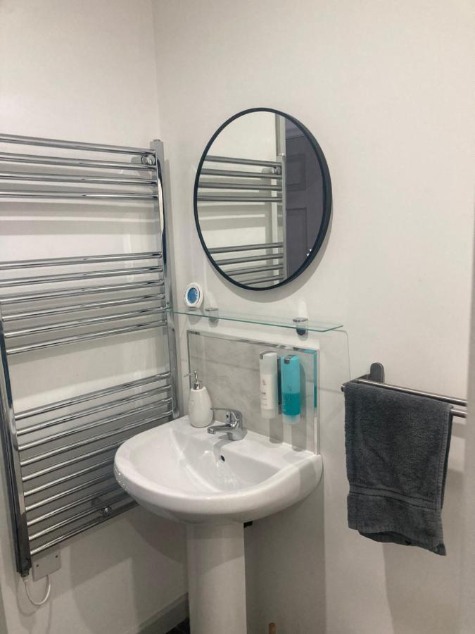 Lancing Apartments - Spacious 2 Bed - Sleeps 6 - Burnham Village Slough Dış mekan fotoğraf